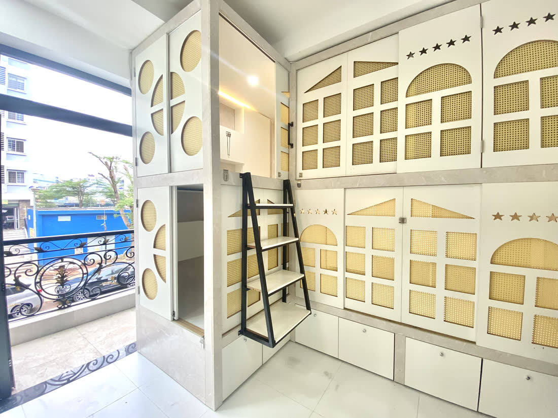 Ổ cắm và đèn trong khoang sleepbox