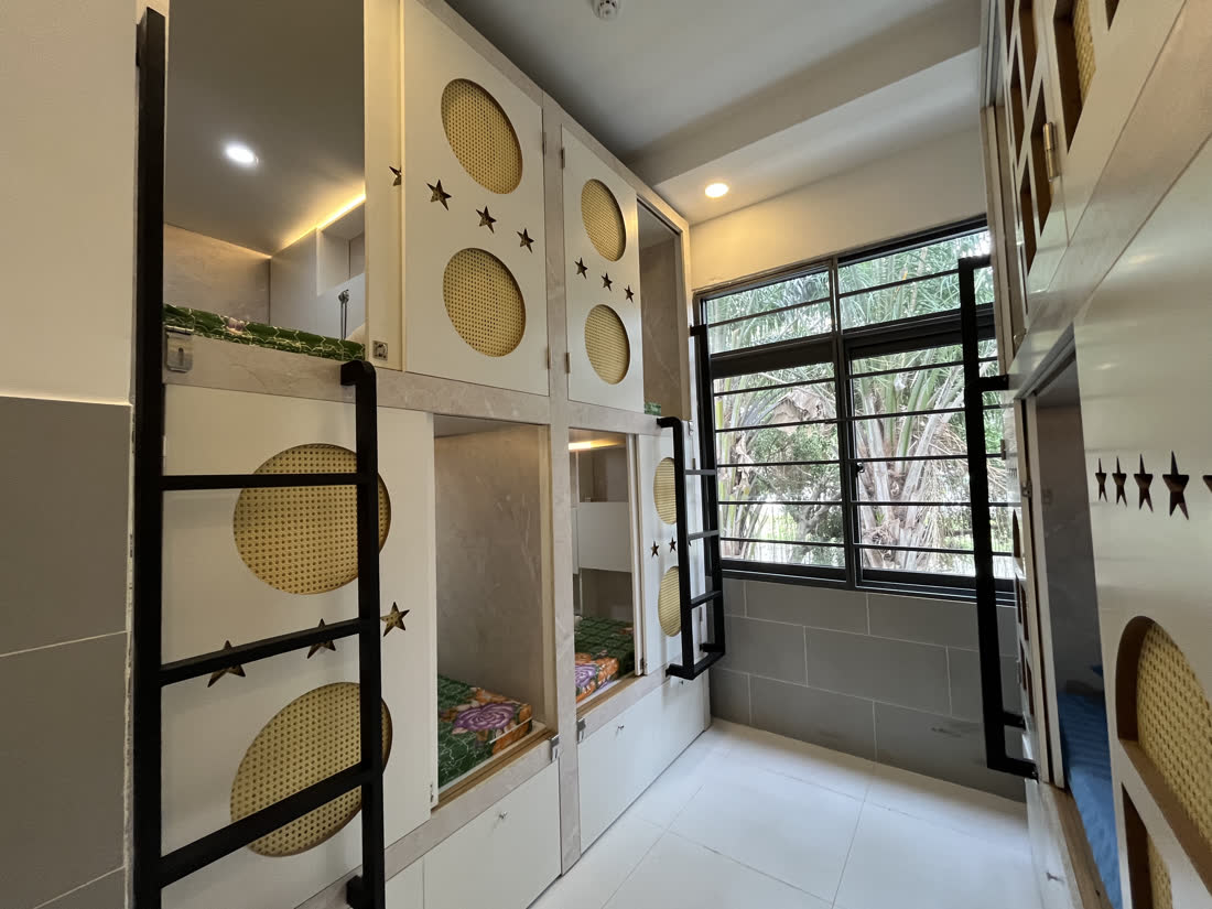 Bàn gấp gắn tường trong phòng trọ nhỏ