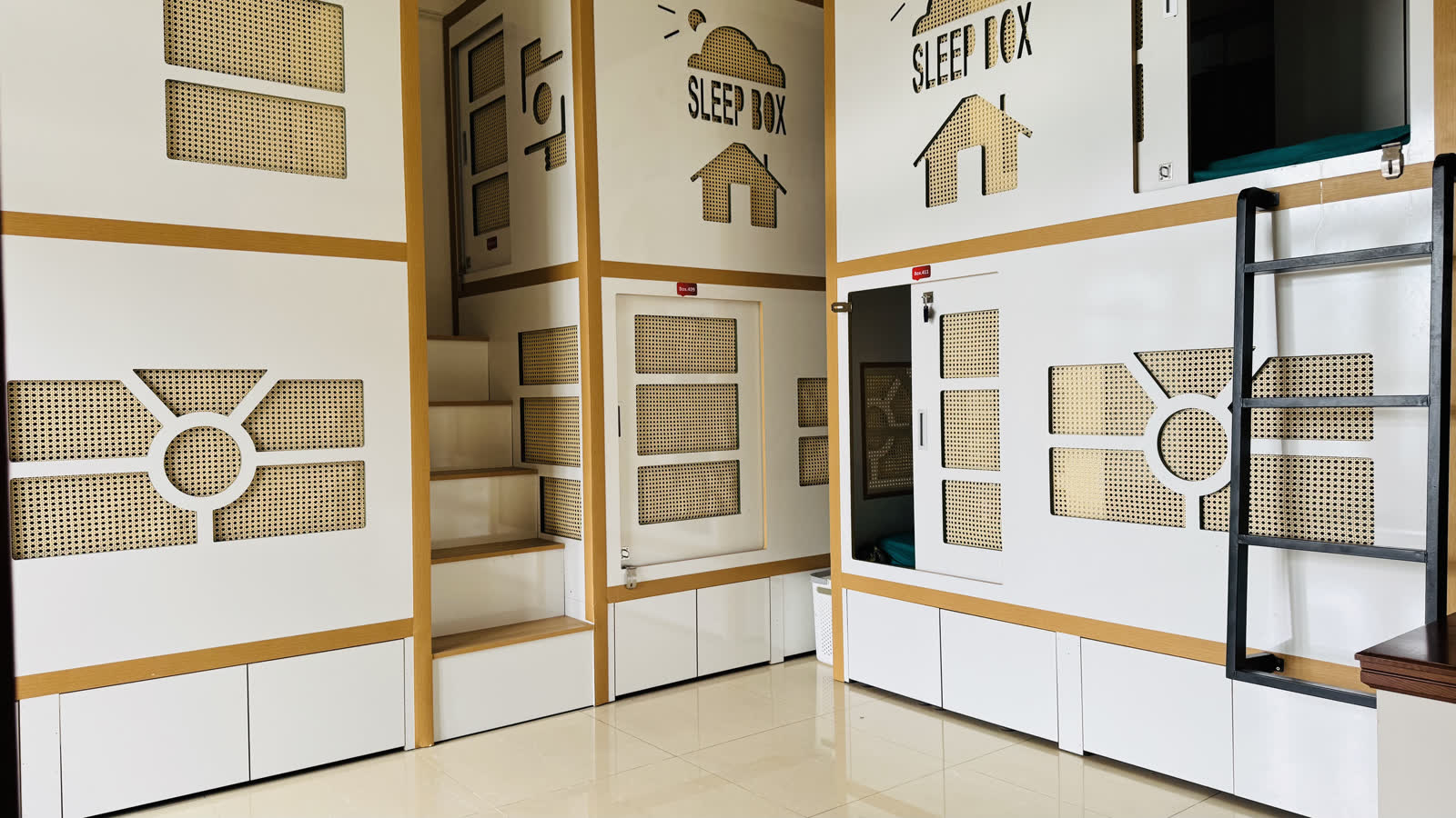Trần phòng đã cách nhiệt trước khi lắp khoang