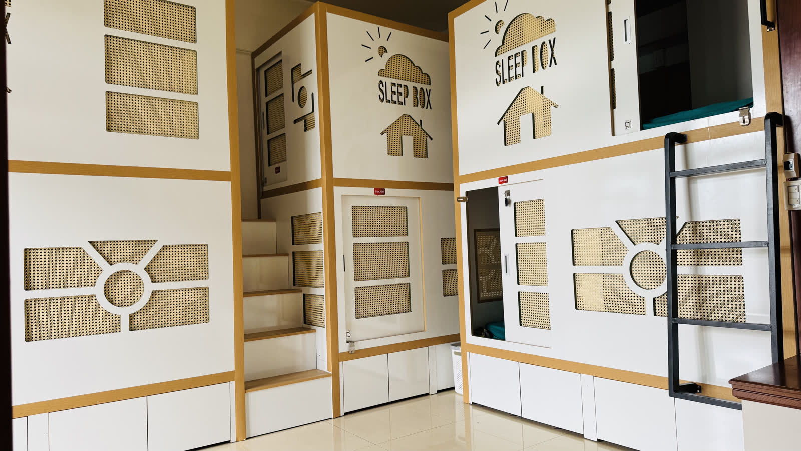 Khoang ngủ có nẹp che khe lắp đặt