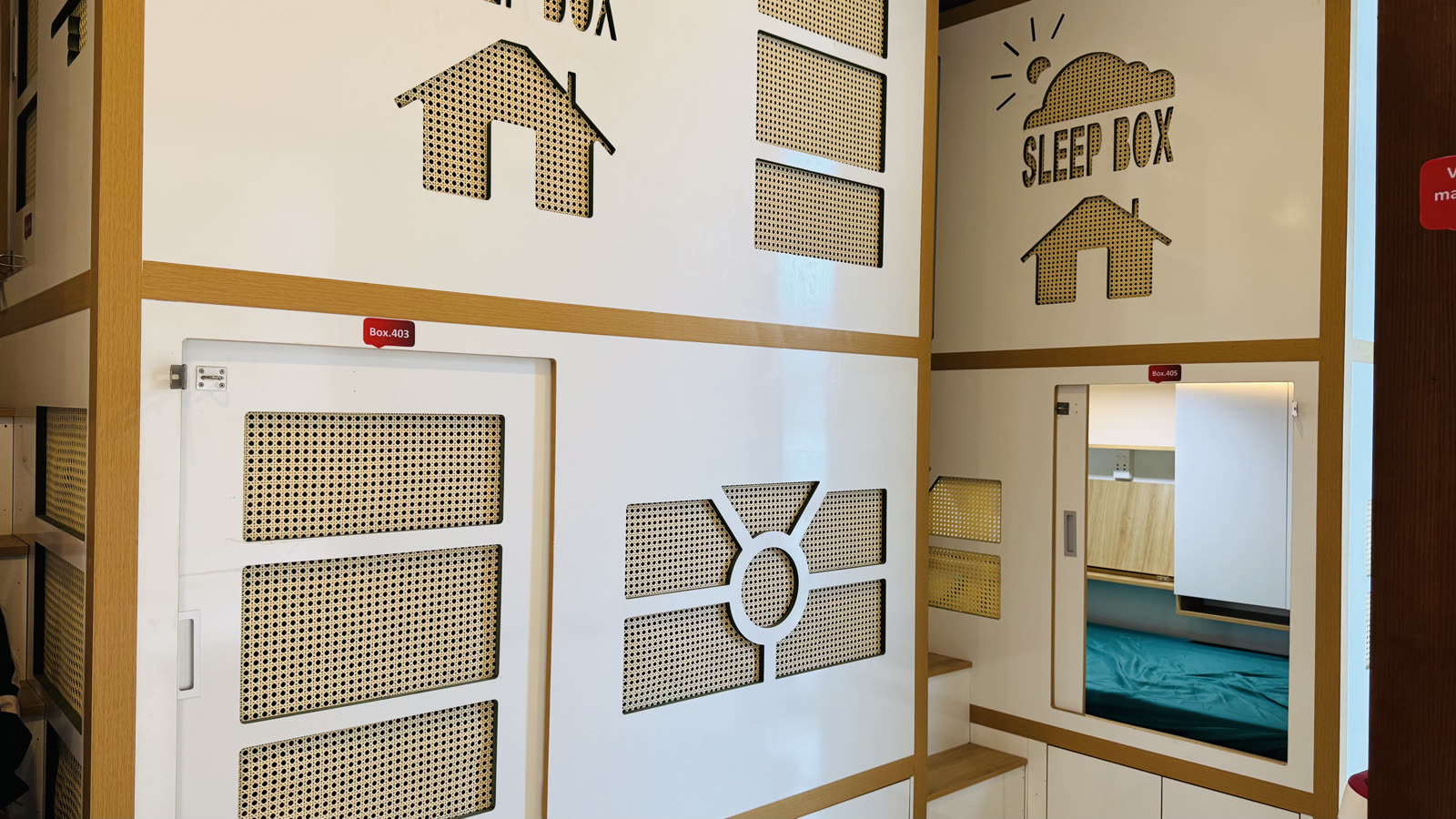 Khoang ngủ đang lắp trong khu sleepbox