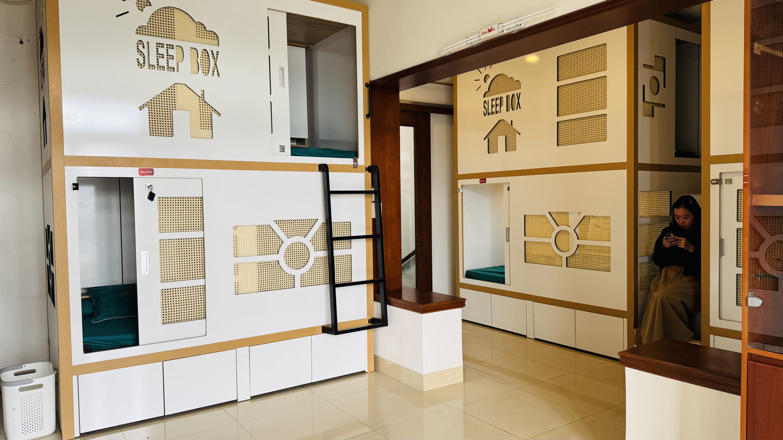 Dãy khoang ngủ đã hoàn thiện xong một phần