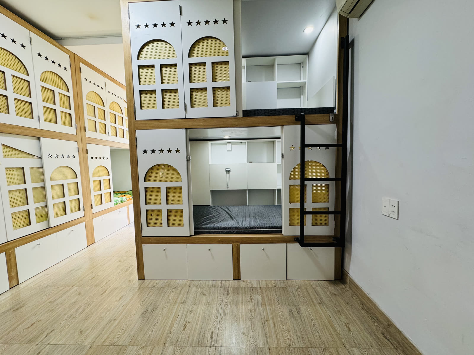 Lối đi giữa hai dãy khoang trong khu sleepbox