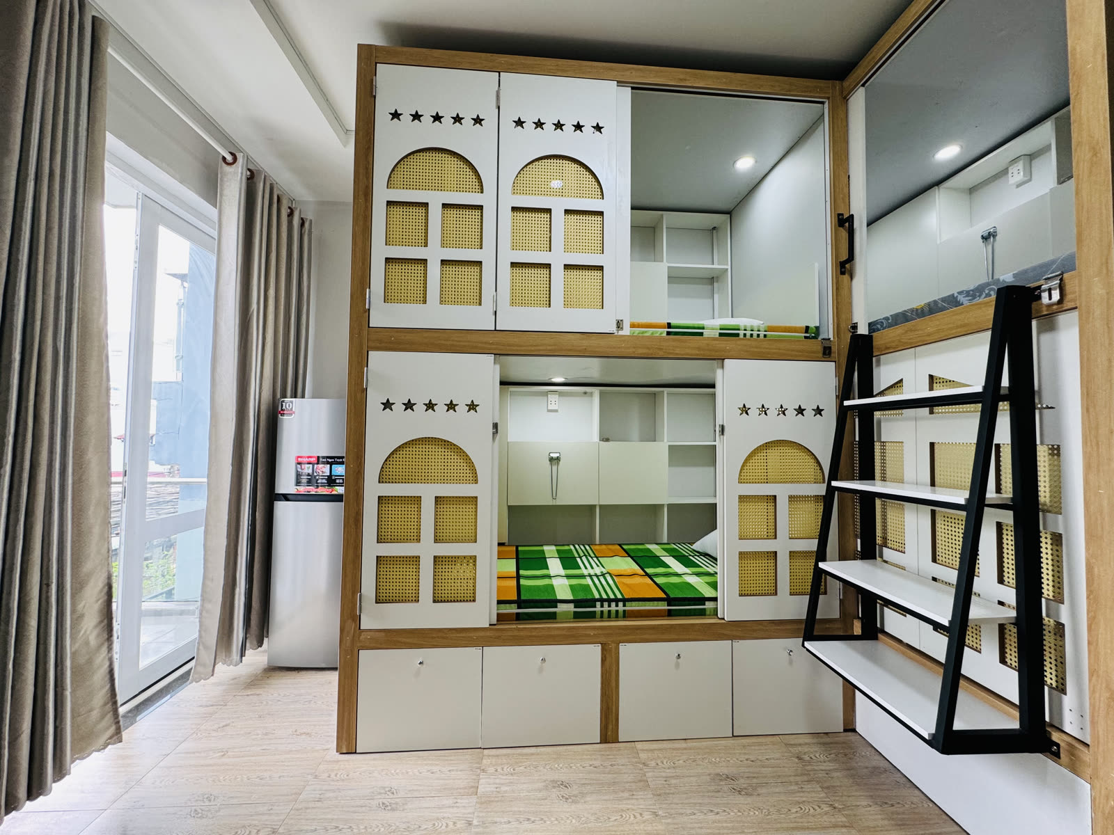 Khu bếp chung của khu sleepbox cho thuê