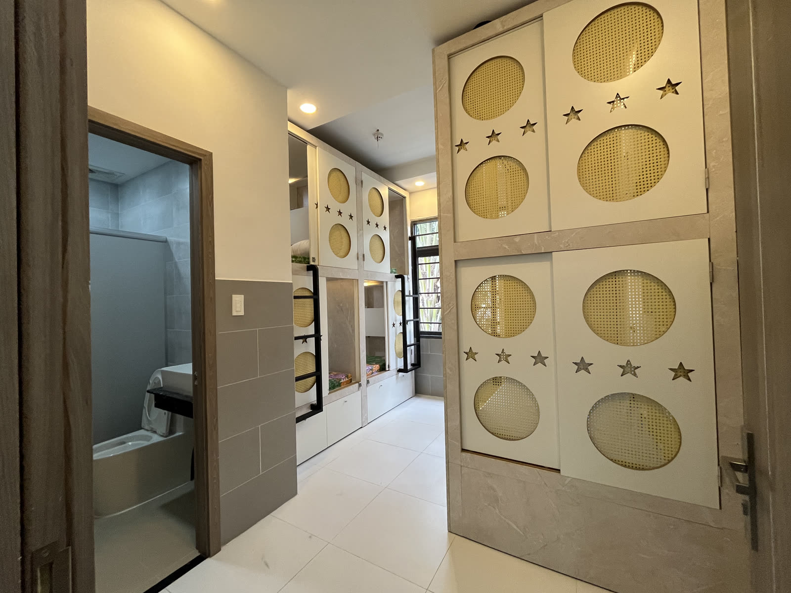 Bàn trong khoang ngủ sleepbox