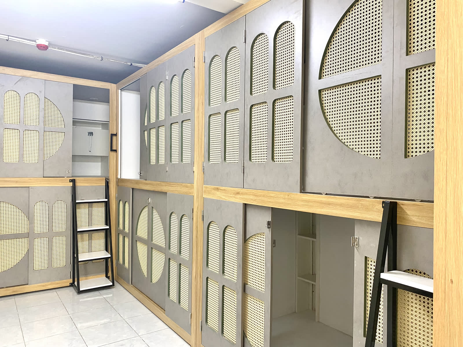 Nẹp che ở chỗ tiếp giáp tường trong khu sleepbox