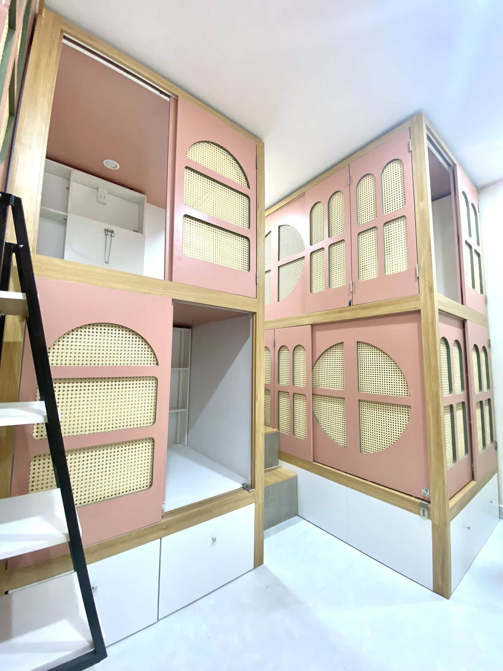 Cửa khoang và chốt khoá trong khu sleepbox