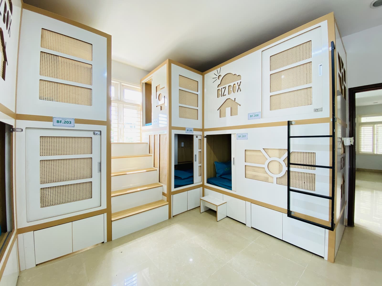 Vách khoang có mối nối đặt ở chỗ khuất