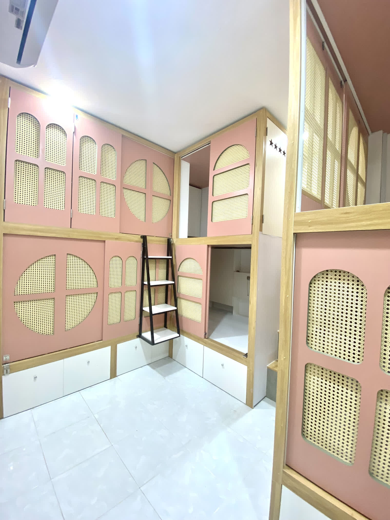 Đo chiều cao thông thuỷ trước khi dựng khoang