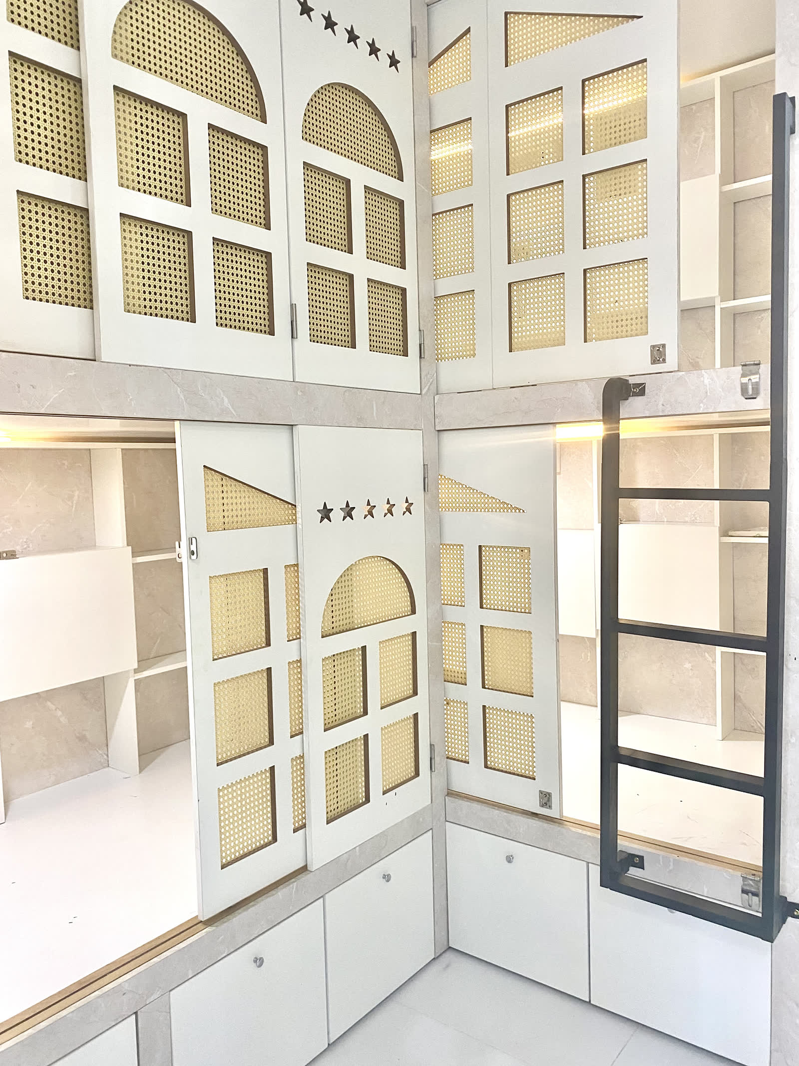 Khoá và bản lề cửa khoang ngủ