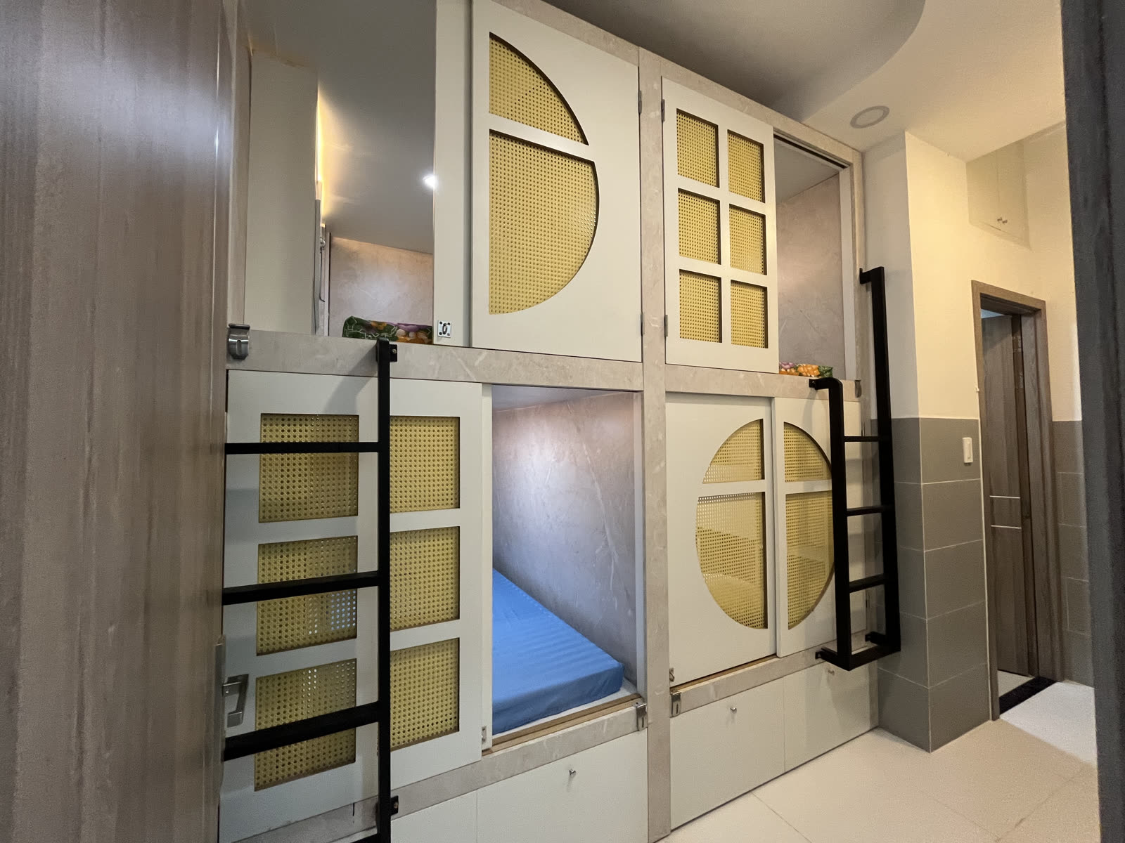 Vách khoang giáp tường ngoài của khu cho thuê