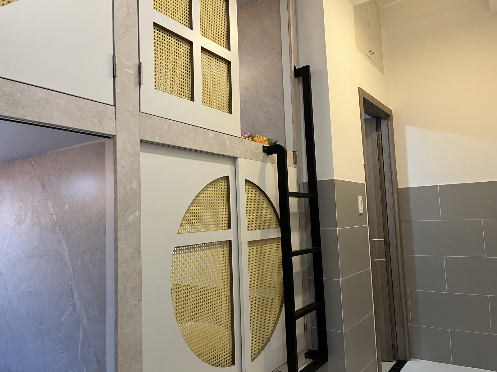 Lối đi trong khu sleepbox với sàn mặt mờ