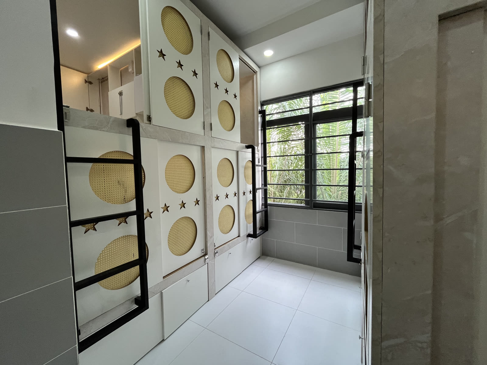 Bậc thang mặt phẳng rộng trong dãy khoang