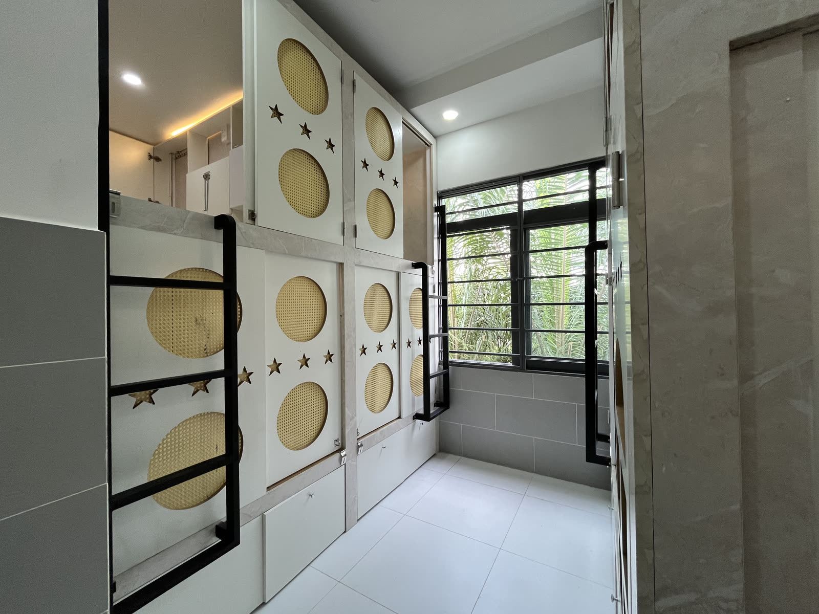 Chỗ bám bên cạnh thang lên khoang
