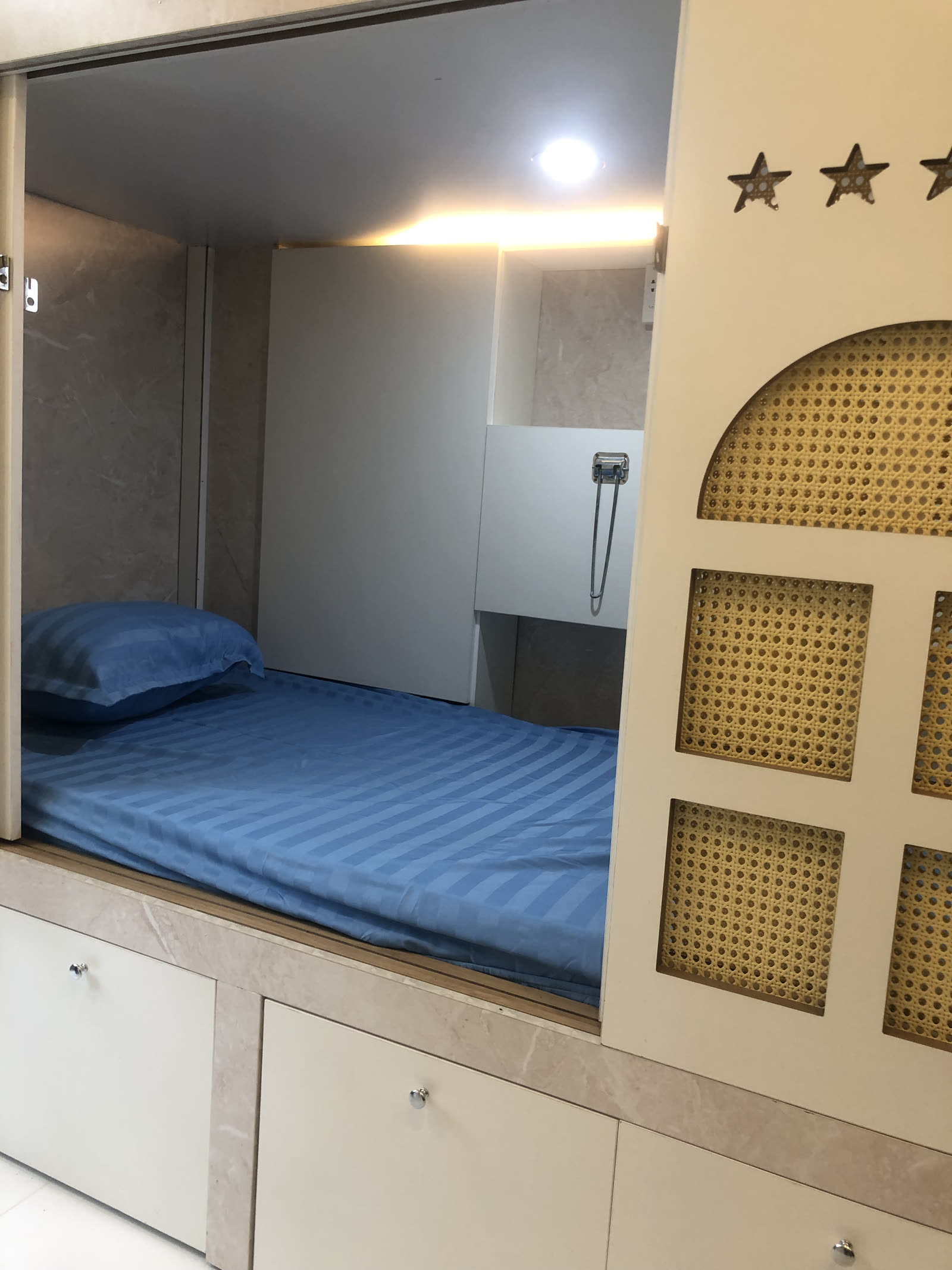 Cạnh tấm vách được dán kín