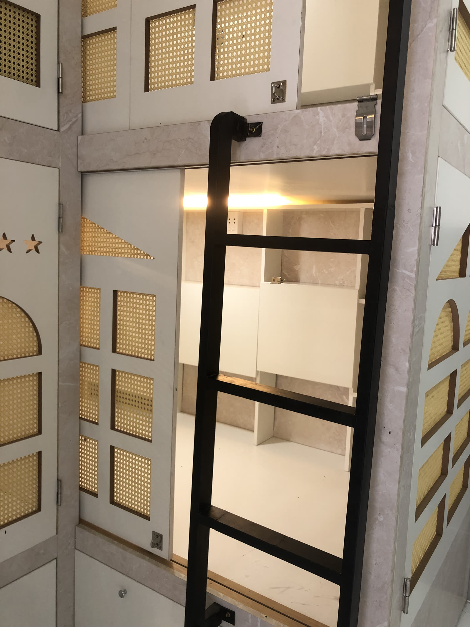 Tấm vách giáp tường trong khu sleepbox
