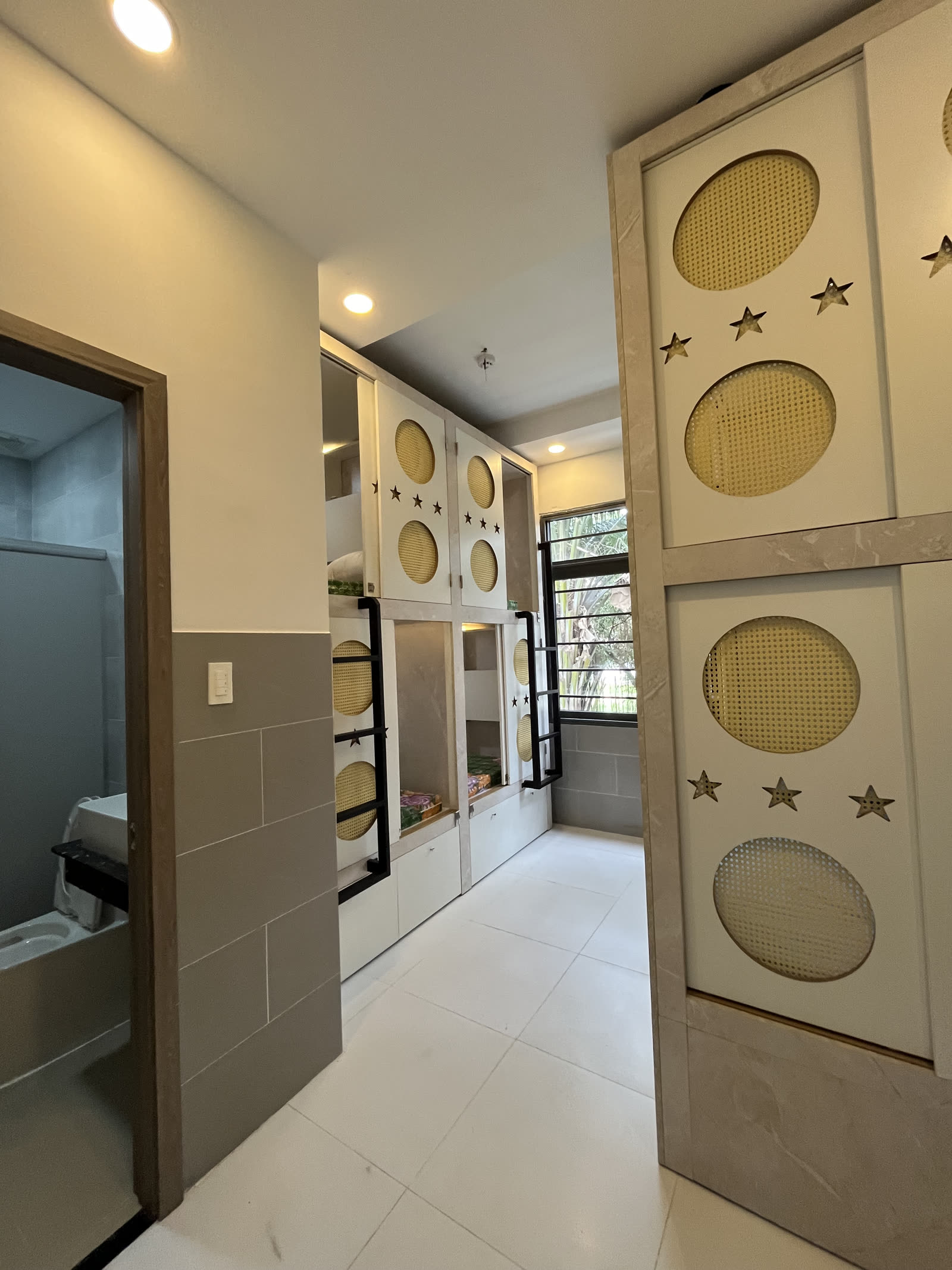 Vách ngăn sleepbox giữa hai khoang