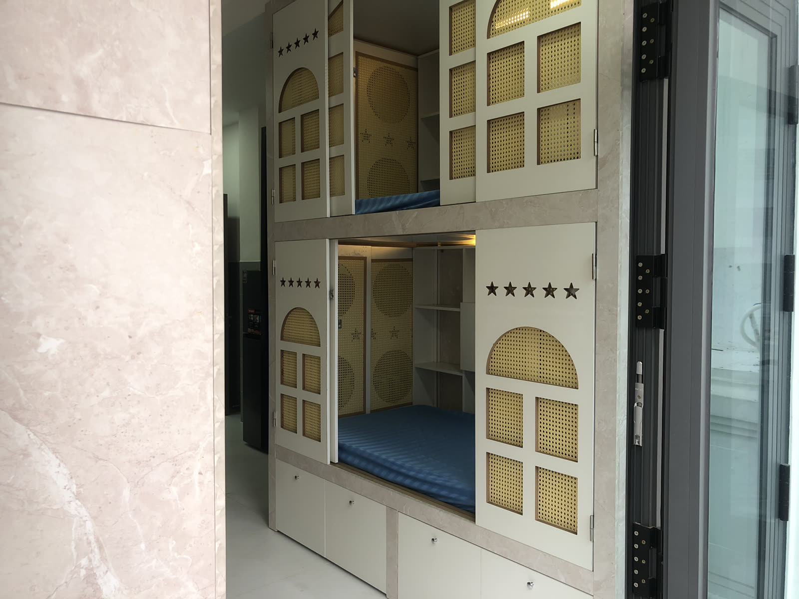 Vách Ngăn Sleepbox Làm Dày Hay Làm Nhiều Lớp